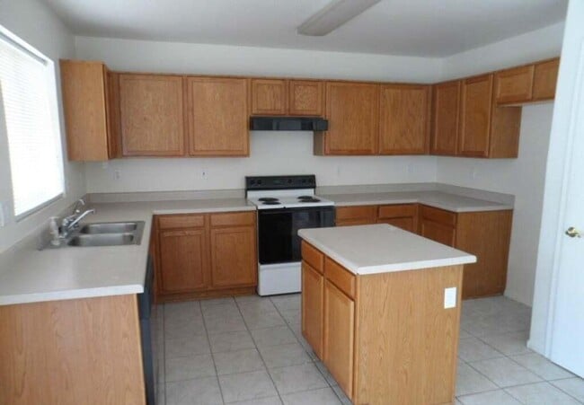 Building Photo - Great Open Floor Plan Near Stadium!
