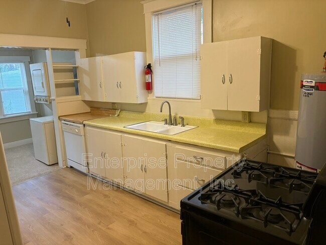 Building Photo - 2187 Court Ave