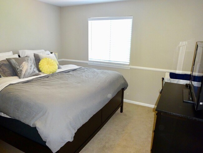 Building Photo - Gorgeous Three Bedroom Home In Littleton!