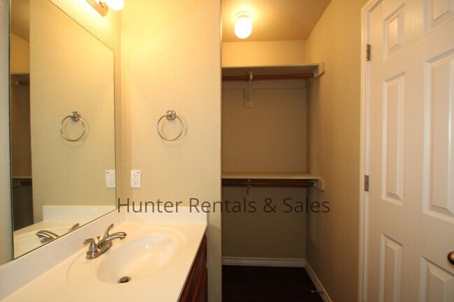 Building Photo - Spacious Duplex