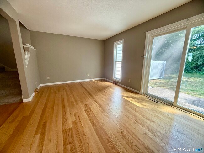 Building Photo - 562 Oak Ave
