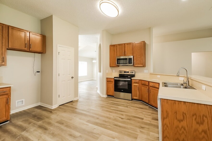 Building Photo - 2995 Thorncrest Dr
