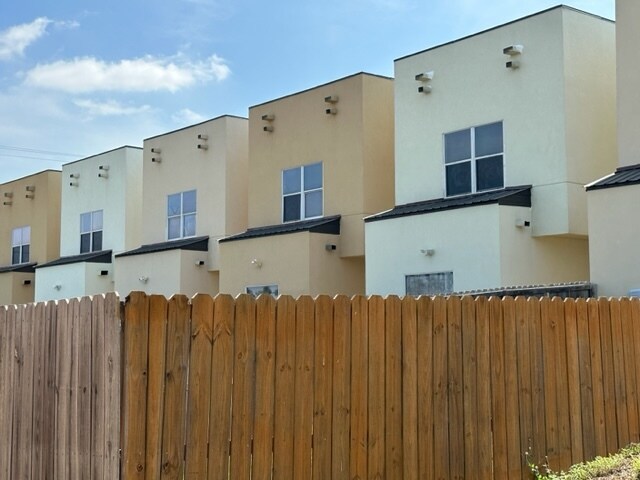 Building Photo - 3836 W Daffodil Ave