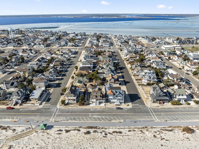 Building Photo - 809 S Ocean Ave