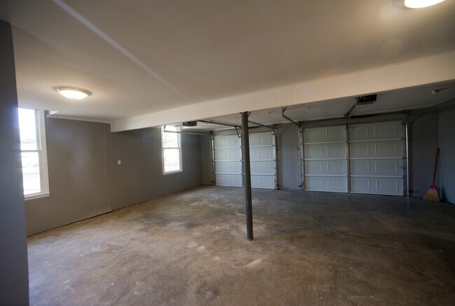 Building Photo - Beautiful Three Bedroom Home! AVAILABLE 8/...