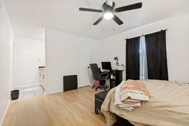 Building Photo - Welcome Home to this beautiful 2-bedroom, 2-bath Condo in highly sought-after Olmos Park Townhomes