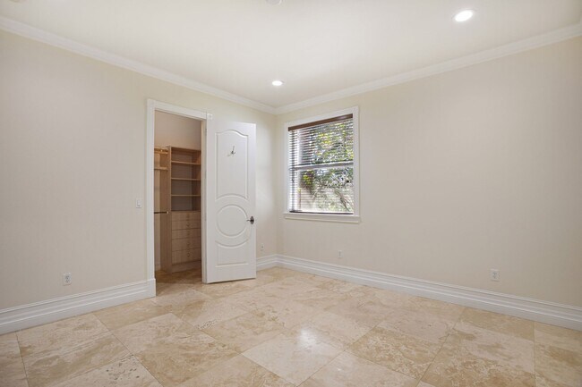 Building Photo - ** OAKES ESTATES ** 4 BED + DEN / 3.5 BATH...