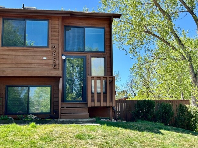Building Photo - Beautiful & Bright Corner Condo in North Boulder