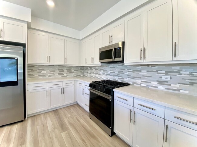 Building Photo - Gorgeous Townhome in Fremont's Niles Neigh...