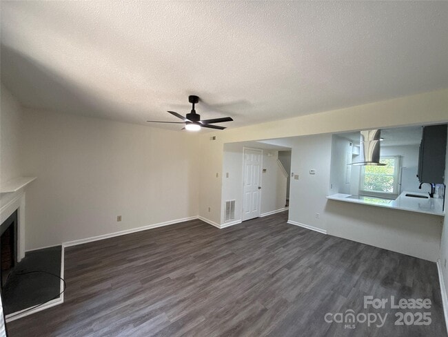 Building Photo - 1724 Village Lake Dr