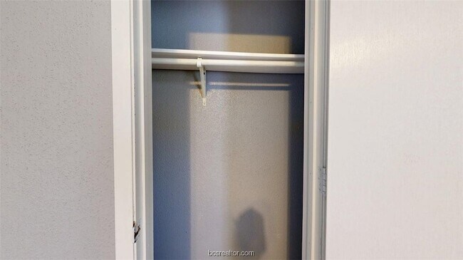 Building Photo - 1524 Pine Ridge Dr