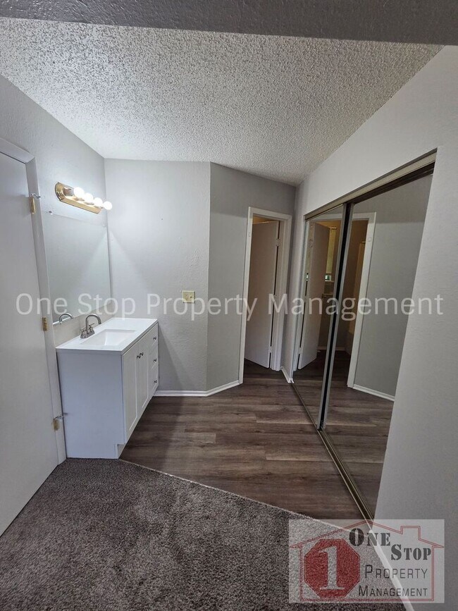 Building Photo - Renovated 3-bedroom, 2-bathroom home in Lee's Summit!
