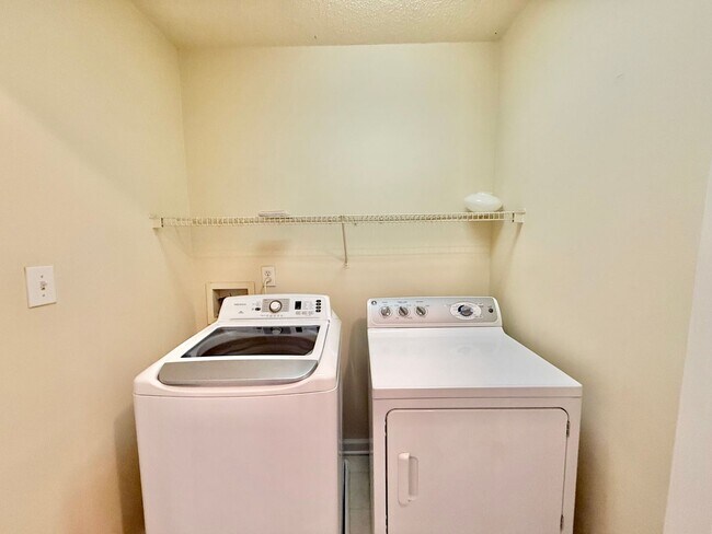 Building Photo - Comfortable 3BD, 2.5BA North Raleigh Townhome with HOA Amenities