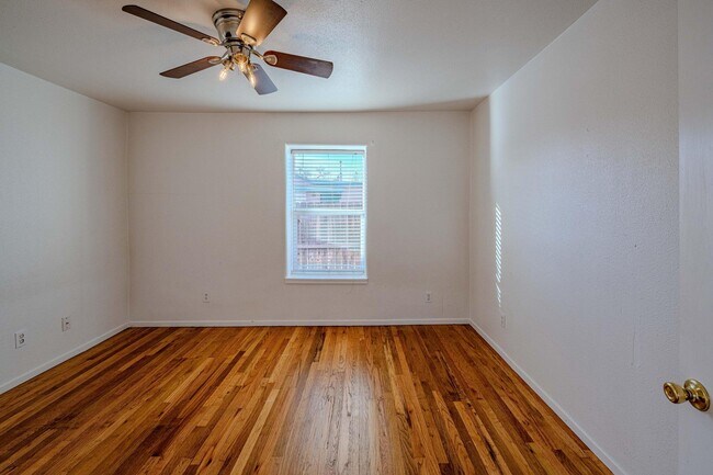 Building Photo - 609 Candelaria Rd NW