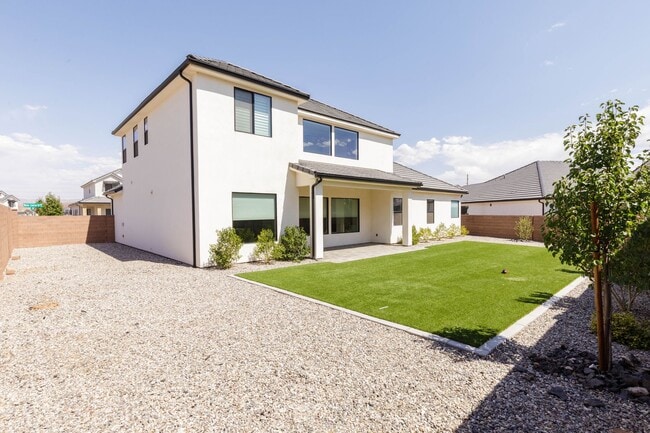 Building Photo - Beautiful 5 bed | 4 Bath | 3 Car Garage