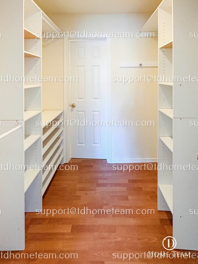 Building Photo - "Charming 2-Bed Condo in Bellevue with 923 Sq Ft of Comfort!"