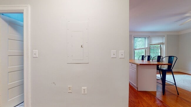 Building Photo - Bright & Sunny Large One Bedroom With Vaul...
