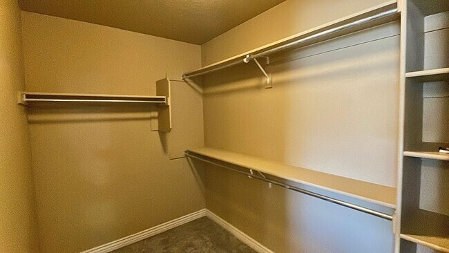 Building Photo - 6 Bedroom, 3.5 Bathroom Single Family Home in Layton Available June 1st!