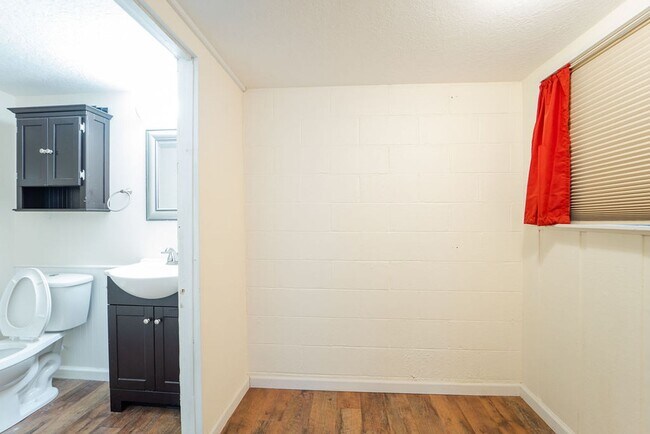 Building Photo - Spacious 3 Bedroom, 3 Bath Two story home!!