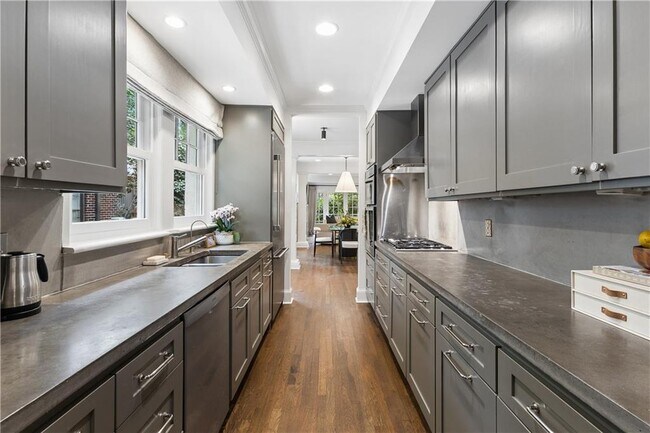 Building Photo - 355 8th St NE