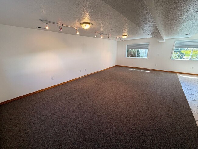 Building Photo - Spacious 3 Bed, 2.5 Bath House in Spokane Valley!