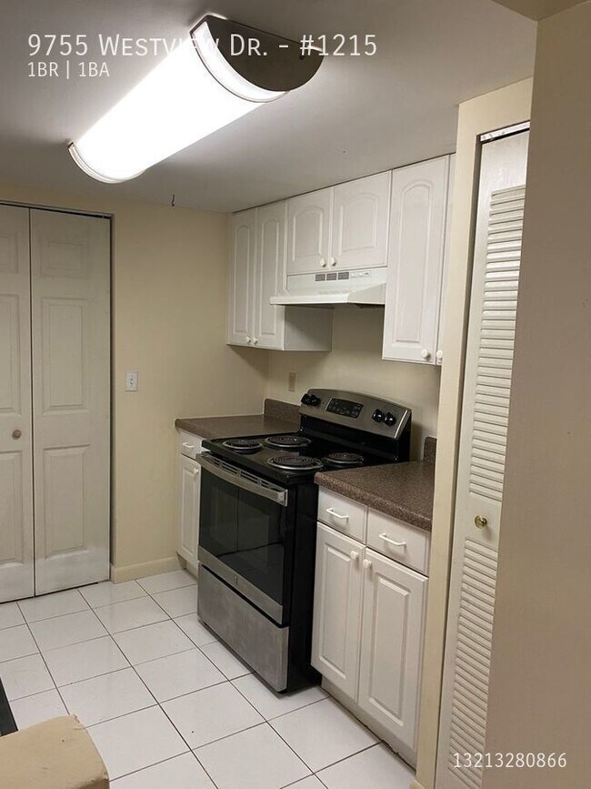 Building Photo - 9755 Westview Dr