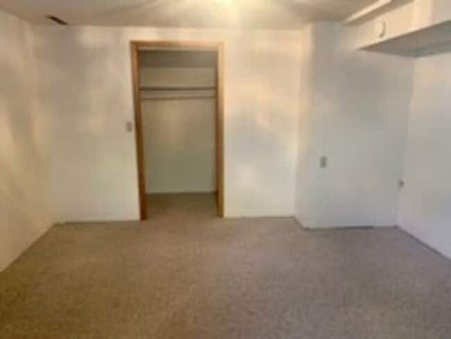 Building Photo - Spacious Heights 3 Bed!