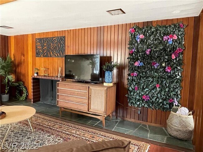 Building Photo - FULLY FURNISHED! & Recently renovated mid-term in downtown - close to arts district