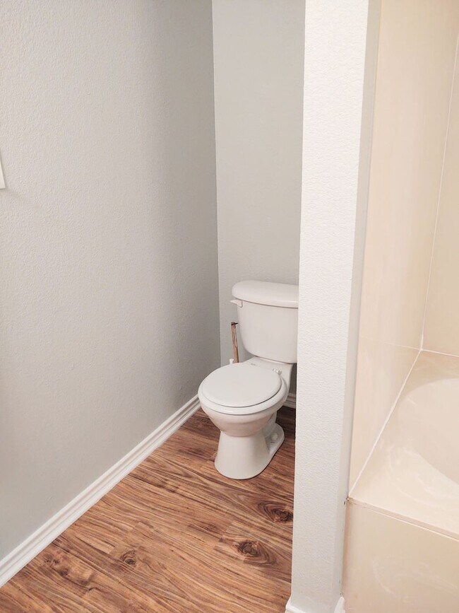 Building Photo - 4 Bed / 2 Bath House in secluded neighborhood with a park and walking trail