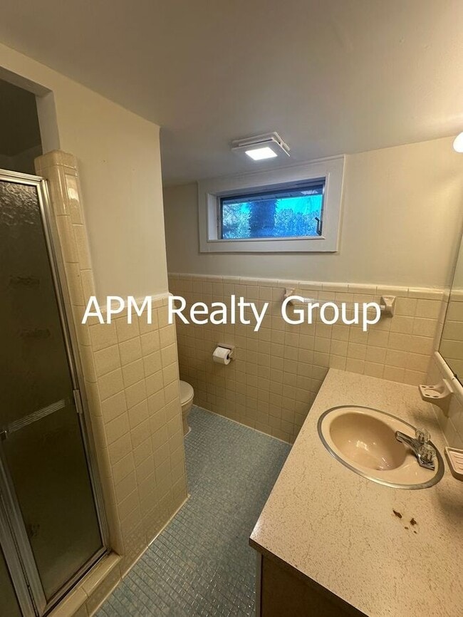 Building Photo - Private Country Feel Close to Downtown