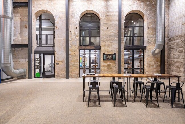 Building Photo - 1009 W Juneau Ave