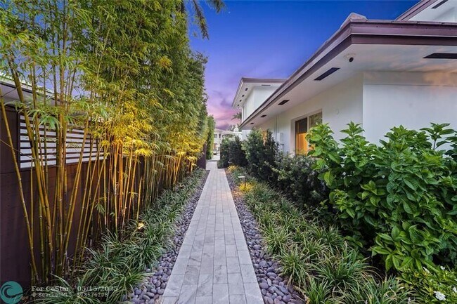 Building Photo - 325 Seven Isles Dr