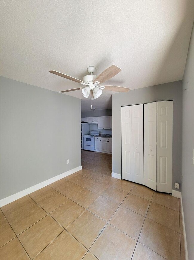 Building Photo - 1000 E Magnolia Ave