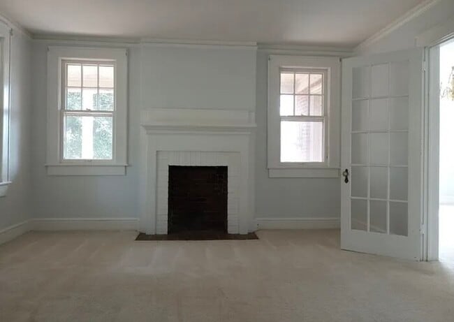 Building Photo - 5 Bedroom 2 Bath