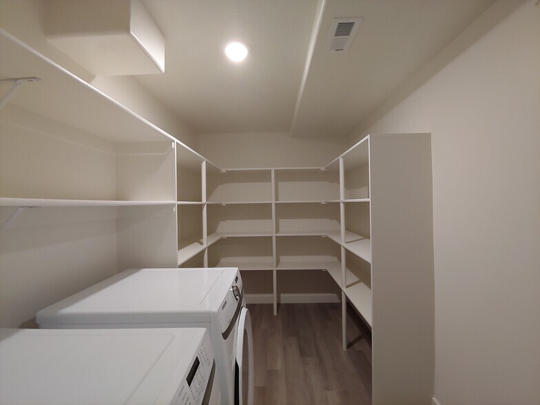 Building Photo - 591 S Emerald Ln