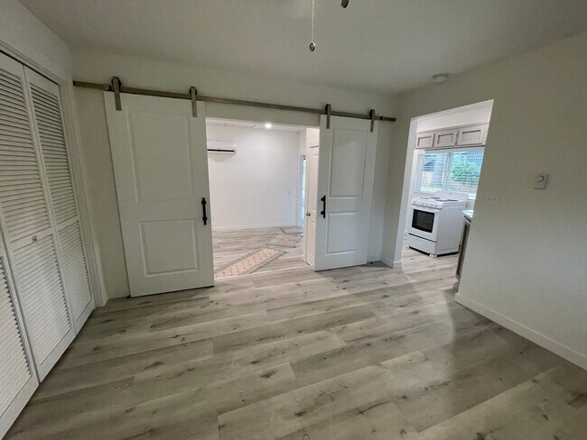 Building Photo - Completely updated 1 Bedroom ADU