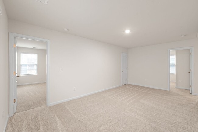 Building Photo - Move-in Ready 5 Bedroom Home!