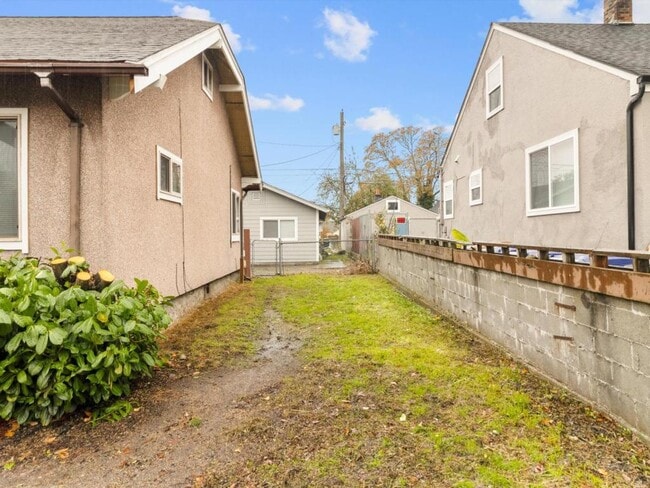 Building Photo - 5428 S Cedar St