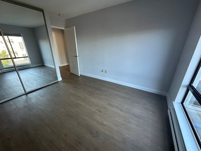 Building Photo - 6 Commodore Dr