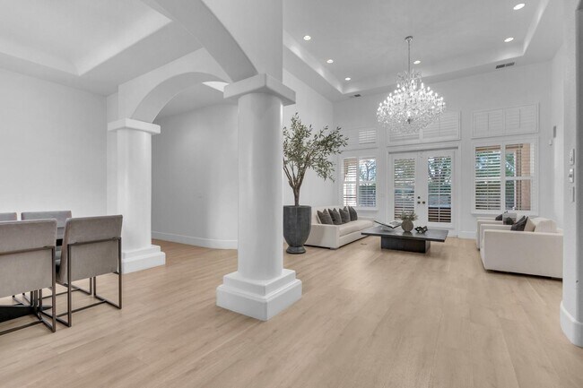 Building Photo - 1103 E Newhall Dr