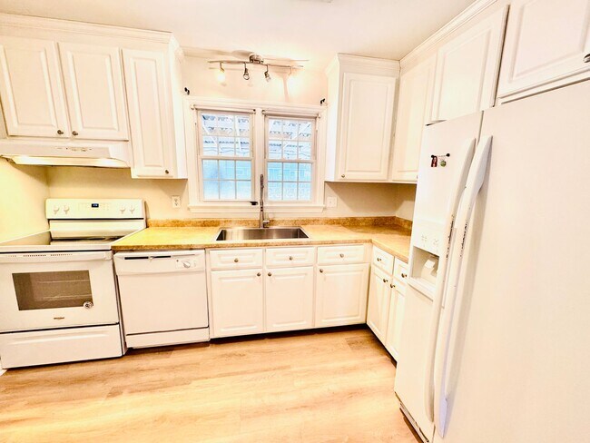 Building Photo - Spacious 5-bedroom home situated on a desirable corner lot!