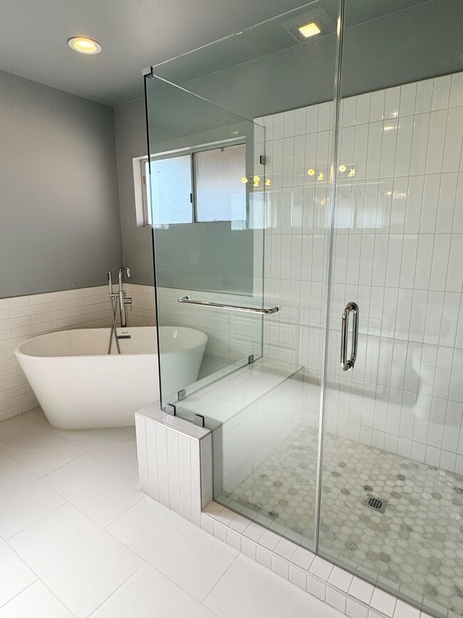 Building Photo - Charming 2-Bedroom Home with Fireplace, Backyard & Garage in Lakewood