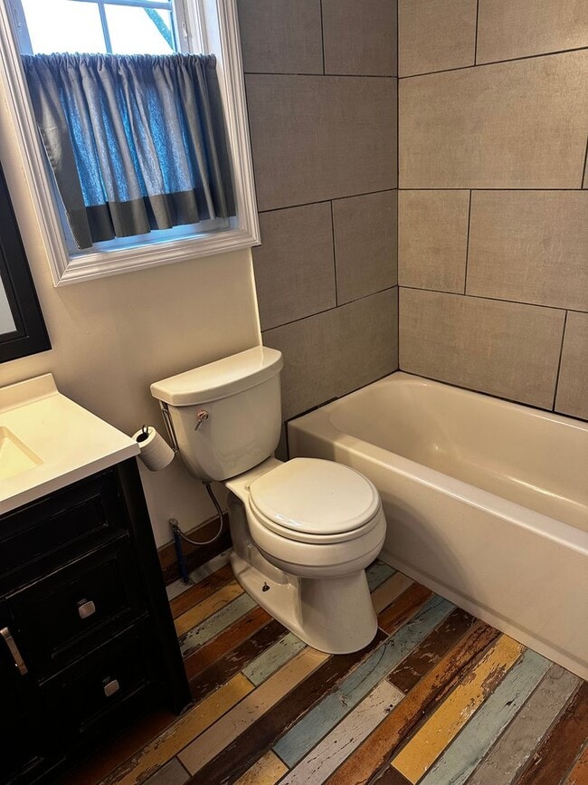 Building Photo - Sylvan Heights Renovated Two Bedroom