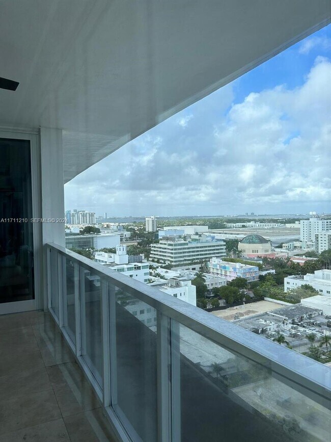 Building Photo - 100 Lincoln Rd