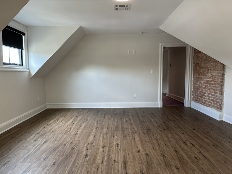 Building Photo - 60 Maple Ave
