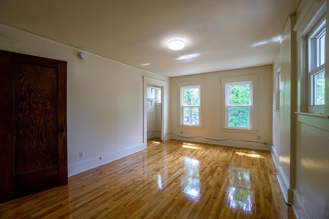 Building Photo - Available 8/1/26 - Spacious Three Floor Si...