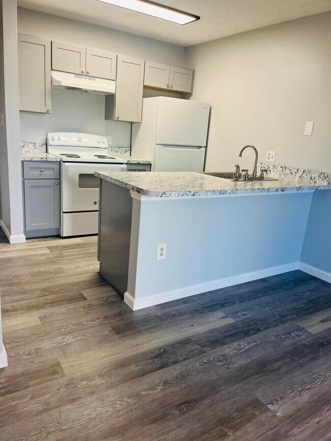 Building Photo - 225 S Tropical Trail