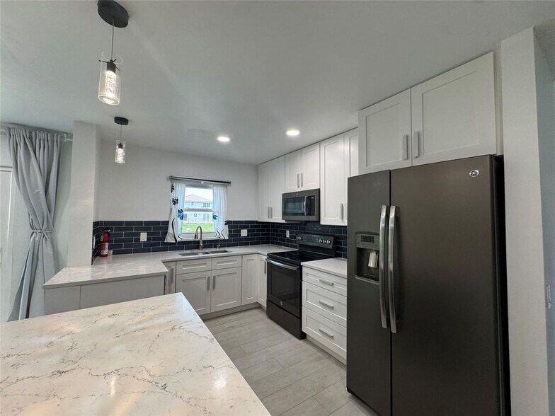 Building Photo - 7481 Santa Monica Dr