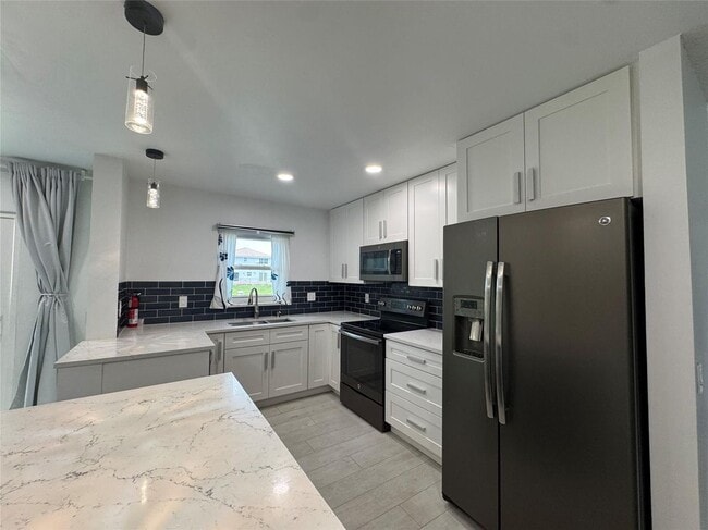 Building Photo - 7481 Santa Monica Dr