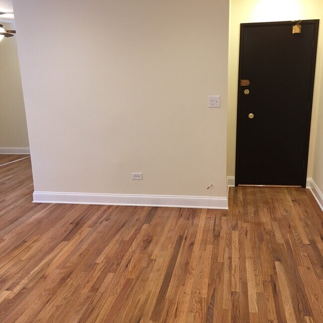 Building Photo - 541 W Oakdale Ave